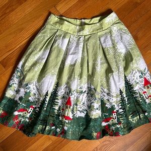 Knee length full skirt with pockets. Size L.